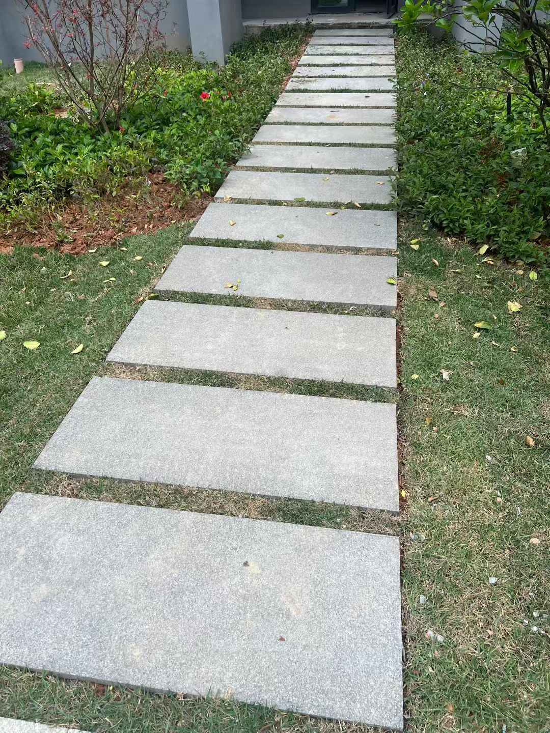 安徽 芝麻黑小区踏步、汀步石铺装效果