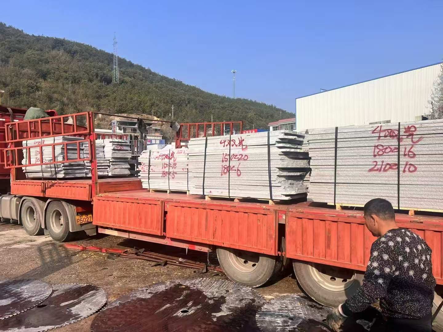 安徽 芝麻灰花岗岩光面毛板出货日常